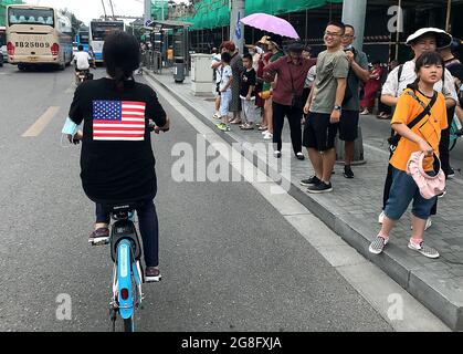 Une femme chinoise porte une chemise de fantaisie avec le drapeau national américain imprimé à Beijing, le mardi 20 juillet 2021. Les États-Unis et leurs alliés étrangers ont accusé la Chine de cyber-attaques généralisées utilisant des pirates de contrat criminel pour mener toute une gamme d'activités déstabilisatrices pour des raisons de profit personnel et de violations de sécurité. Photo de Stephen Shaver/UPI Banque D'Images