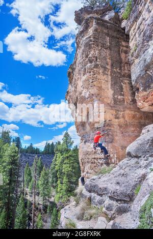 Homme escalade au Pit (le petit Verdon) dans Sandy's Canyon, Flagstaff, Arizona, États-Unis, Amérique du Nord Banque D'Images