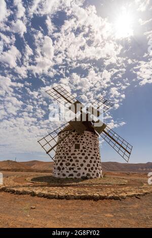 Moulin à vent traditionnel en pierre à la Oliva, Fuerteventura, îles Canaries, Espagne, Atlantique, Europe Banque D'Images