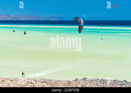 Kite surfeurs à la plage de Sotavento, Jandia, Fuerteventura, îles Canaries, Espagne, Atlantique, Europe Banque D'Images