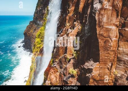Eau coulant de la chute de Veil de la mariée saut des rochers, Seixal, île de Madère, Portugal, Atlantique, Europe Banque D'Images