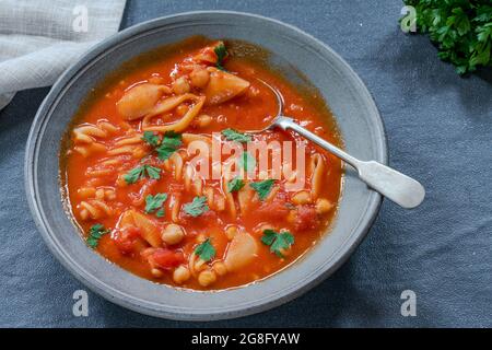 Soupe de tomates, de pois chiches et de pâtes Banque D'Images