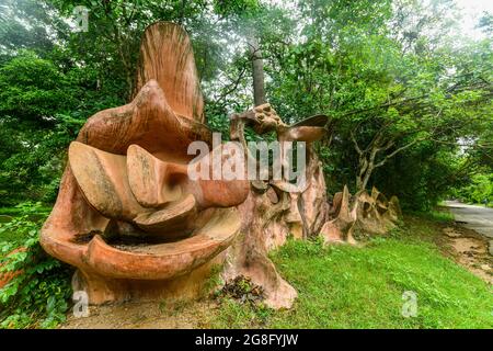 Sculptures Voodoo dans le bosquet sacré d'Osun, site classé au patrimoine mondial de l'UNESCO, État d'Osun, Nigeria, Afrique de l'Ouest, Afrique Banque D'Images