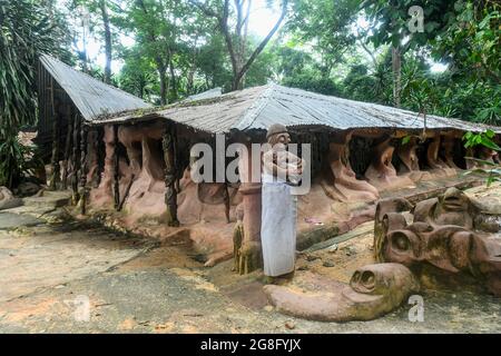 Maison sacrée dans le bosquet sacré d'Osun-Osogbo, site classé au patrimoine mondial de l'UNESCO, État d'Osun, Nigeria, Afrique de l'Ouest, Afrique Banque D'Images