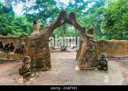 Maison sacrée dans le bosquet sacré d'Osun-Osogbo, site classé au patrimoine mondial de l'UNESCO, État d'Osun, Nigeria, Afrique de l'Ouest, Afrique Banque D'Images