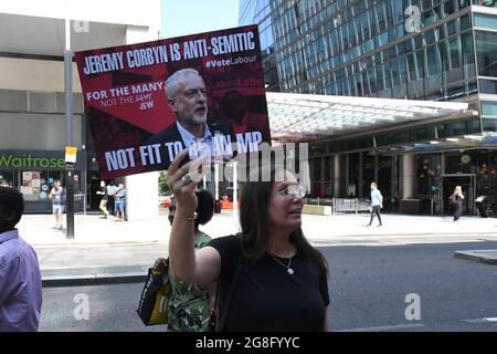 Londres, Royaume-Uni. 20 juillet 2021. Londres, Royaume-Uni. 20 juillet 2021. Une femme avec une palcard écrivant Jeremy Corbyn est un anti-Semitiste. Je ne pense pas que parler de violation des droits de l'homme par Isrealis soit anti-sémitiste. D'autre part, la liberté d'expression ne doit pas empêcher le photographe de prendre des photos d'un panneau écrit "Jeremy Corbyn est un antisémite", mais un couple tenant une affiche écrite liberté d'expression. Ils ont été agressifs m'ont dit que vous ne permettez pas des photos? C'est cette liberté d'expression ? Tout simplement je regarde la différence ou ma peau est un crime? Les Israéliens n'auront-ils aucun problème avec moi ? Je le suis Banque D'Images