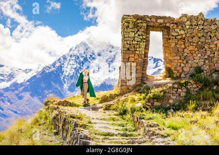 Femme appréciant la vue haute dans les Andes tout en explorant Inti Punku (porte du soleil), Cusco, Pérou, Amérique du Sud Banque D'Images