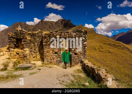 Femme explorant Inti Punku (Sun Gate), Cusco, Pérou, Amérique du Sud Banque D'Images