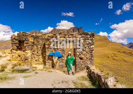 Femme explorant Inti Punku (Sun Gate), Cusco, Pérou, Amérique du Sud Banque D'Images