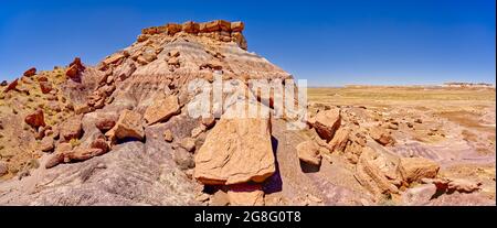 Côté nord-est de Keyhole Mesa, dans la première forêt du parc national de Petrified Forest, Arizona, États-Unis, Amérique du Nord Banque D'Images