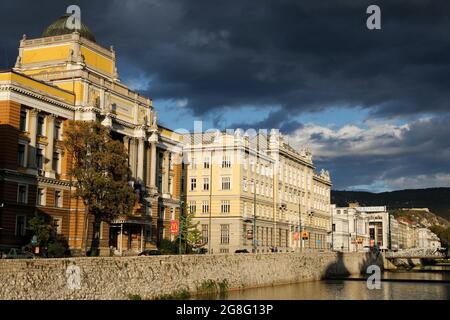 Banque de la rivière Miljacka, Sarajevo, Bosnie-Herzégovine, Europe Banque D'Images