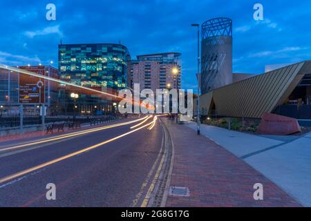 Vue sur le Lowry Theatre de MediaCity UK au crépuscule, Salford Quays, Manchester, Angleterre, Royaume-Uni, Europe Banque D'Images