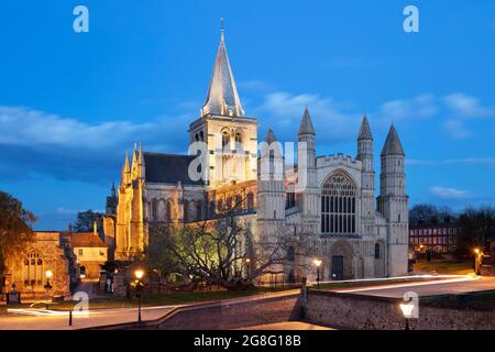 La façade ouest de la cathédrale de Rochester construite par Norman a été illuminée la nuit, Rochester, Kent, Angleterre, Royaume-Uni, Europe Banque D'Images