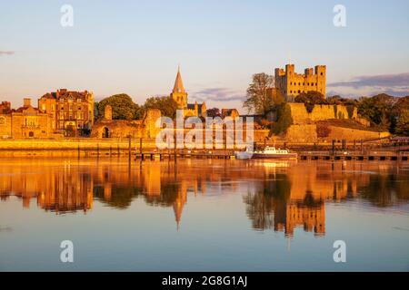Vue sur la rivière Medway jusqu'au château et à la cathédrale de Rochester au coucher du soleil, Rochester, Kent, Angleterre, Royaume-Uni, Europe Banque D'Images
