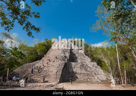 COBA, MEXIQUE - 08 mai 2017 : une vue sur la pyramide de Nohoch Mul à Coba, un site archéologique maya et une attraction touristique Banque D'Images