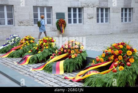 Berlin, Allemagne. 20 juillet 2021. Au Centre commémoratif de la résistance allemande, dans le bloc Bendlerblock, de nombreuses couronnes ont été déposées dans la cour d'honneur dans le cadre de la commémoration de ceux qui ont été assassinés dans la résistance à la tyrannie nationale socialiste le 20 juillet 1944. Après l'échec de la tentative d'assassinat d'Adolf Hitler, Claus Graf Schenk von Stauffenberg et d'autres officiers ont été abattus à cet endroit. En raison de la pandémie de corona, aucune cérémonie de commémoration n'a eu lieu sur ce site cette année. Credit: Wolfgang Kumm/dpa/Alay Live News Banque D'Images