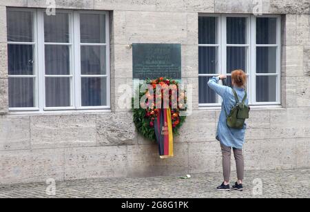 Berlin, Allemagne. 20 juillet 2021. Une femme photographie une couronne de fleurs. Au Centre commémoratif de la résistance allemande, dans le bloc de Bendlerblock, de nombreuses couronnes ont été déposées dans la cour d'honneur dans le cadre de la commémoration de ceux qui ont été assassinés dans la résistance à la tyrannie nazie le 20 juillet 1944. Après l'échec de la tentative d'assassinat d'Adolf Hitler, Claus Graf Schenk von Stauffenberg et d'autres officiers ont été abattus à cet endroit. En raison de la pandémie de corona, aucune cérémonie de commémoration n'a eu lieu sur ce site cette année. Credit: Wolfgang Kumm/dpa/Alay Live News Banque D'Images