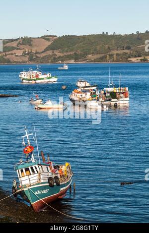 DALCAHUE, CHILI - 21 MARS 2015 : bateaux de pêche dans le village de Dalcahue, île Chiloe, Chili Banque D'Images