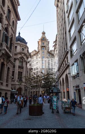 SANTIAGO, CHILI - 27 MARS 2015 : promenade de Pople dans la rue Nueva York en face de la Bourse de Santiago, Chili Banque D'Images