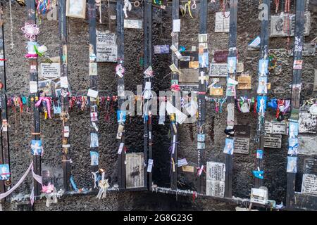 SANTIAGO, CHILI - 28 MARS 2015: Plaques grâce à la Vierge Marie à la colline de San Cristobal à Santiago du Chili. Banque D'Images