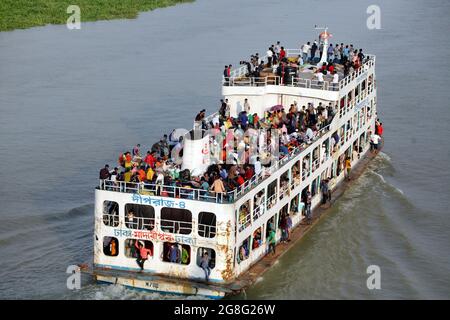 Juillet 20,2021.Dhaka, Bangladesh : des ferries remplis de voyageurs en direction de leur domicile sont visibles au terminal de lancement de Sadarghat à Dhaka, au Bangladesh. Comme le festival Eid al-Adha Banque D'Images