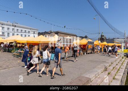 La place principale du marché d'Helsinki regorge de touristes pendant la chaude journée du week-end Banque D'Images