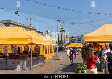 La place principale du marché d'Helsinki regorge de touristes pendant la chaude journée du week-end Banque D'Images