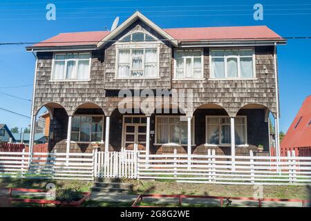 Maison en bois dans le village de Curaco de Velez, île de Quinchao, Chili Banque D'Images