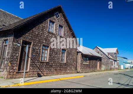 Vue sur les maisons en bois bordant les rues du village de Curaco de Velez, île de Quinchao, Chili Banque D'Images