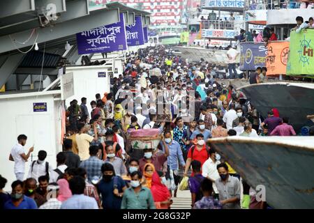 Juillet 20,2021.Dhaka, Bangladesh : des ferries remplis de voyageurs en direction de leur domicile sont visibles au terminal de lancement de Sadarghat à Dhaka, au Bangladesh. Comme le festival Eid al-Adha Banque D'Images