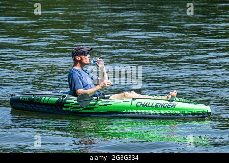 PUTNEY LONDRES 20 juillet 2021 . Un homme boit de l'eau dans une bouteille d'eau pendant qu'il s'assoit sur son kayak sur la Tamise lors d'une journée de sweltering chaude à Londres. Le bureau met a isssue un avertissement ambre de chaleur extrême a été émis pour Londres et le sud-est de l'Angleterre que les températures sont passées pour rester élevé avec 33 celsius pendant la mini - vague de chaleur . Credit amer ghazzal/Alamy Live News Banque D'Images