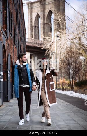 Jeunes couples de touristes marchent au pont de Brooklyn New York, homme et femme aiment prendre la matinée à Manhattan Banque D'Images