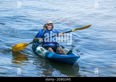 PUTNEY LONDRES 20 juillet 2021 . Un homme faisant du kayak sur la Tamise lors d'une journée de sweltering à Londres. Le bureau met a isssue un avertissement ambre de chaleur extrême a été émis pour Londres et le sud-est de l'Angleterre que les températures sont passées pour rester élevé avec 33 celsius pendant la mini - vague de chaleur . Credit amer ghazzal/Alamy Live News Banque D'Images