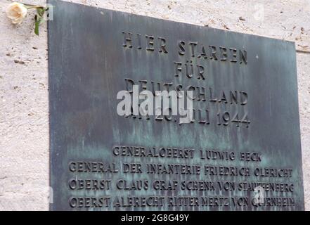 Berlin, Allemagne. 20 juillet 2021. Une rose a été placée dans le centre Mémorial de la résistance allemande dans le Bendlerblock derrière la plaque de bronze pour ceux qui ont été assassinés dans la résistance à la tyrannie nationale socialiste le 20 juillet 1944. Après l'échec de la tentative d'assassinat d'Adolf Hitler, Claus Graf Schenk von Stauffenberg et d'autres officiers ont été abattus sur ce site. En raison de la pandémie de corona, aucun service commémoratif n'a eu lieu sur ce site cette année. Credit: Wolfgang Kumm/dpa/Alay Live News Banque D'Images