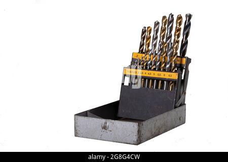 Ancienne boîte avec forets métalliques. Outils pour percer des trous dans l'atelier du serrurier. Arrière-plan isolé. Banque D'Images