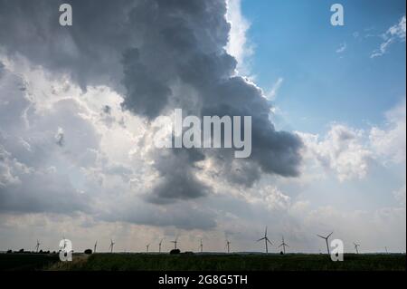 Tck Fen Warboys Cambridgeshire, Royaume-Uni. 20 juillet 2021. Les nuages de tempête se rassemblent dans le grand ciel d'Anglian oriental au-dessus des fens de Cambridgeshire et d'un parc éolien. La vague de chaleur et le temps humide ont créé des orages à travers l'est du Royaume-Uni. Des températures élevées sont prévues pour le reste de la semaine. Crédit : Julian Eales/Alay Live News Banque D'Images