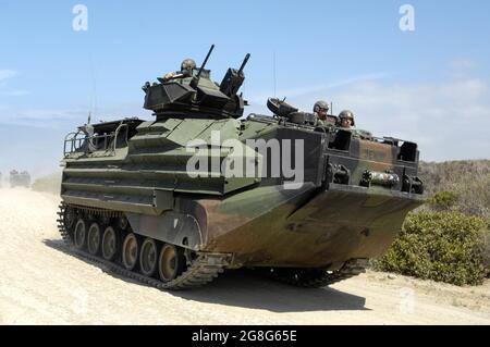 Véhicule amphibie d'assaut de l'USMC sur la route au camp de la MCB Pendleton Banque D'Images