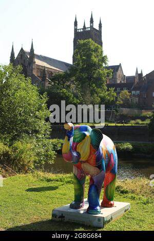 Sculpture d'éléphant décorée, partie du grand défilé de Worcester pendant l'été 2021. Banque D'Images