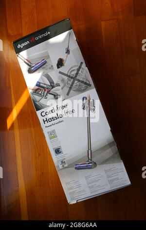 Photo d'un tout nouvel emballage de boîte d'aspirateur vertical Dyson V8 Animal+ Banque D'Images