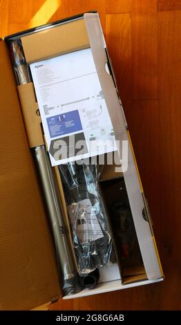 Photo d'un tout nouvel aspirateur vertical Dyson V8 Animal+ toujours dans la boîte ouverte Banque D'Images