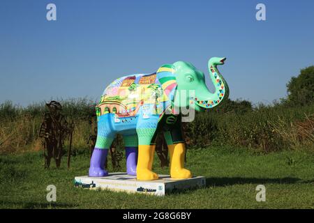 Sculpture d'éléphant décorée, partie du grand défilé de Worcester pendant l'été 2021. Banque D'Images