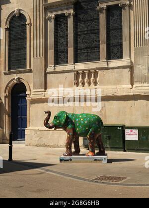 Sculpture d'éléphant décorée, partie du grand défilé de Worcester pendant l'été 2021. Banque D'Images