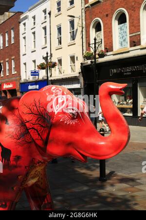 Sculpture d'éléphant décorée, partie du grand défilé de Worcester pendant l'été 2021. Banque D'Images