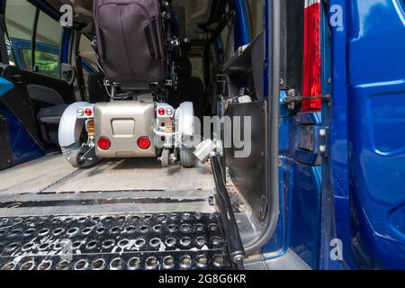 Transport pour personnes handicapées en fauteuil roulant. Voiture accessible avec rampe d'ascenseur. Banque D'Images