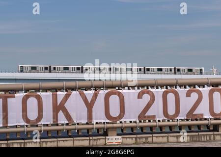 Tokyo, Japon. 20 juillet 2021. Un train de banlieue passe une bannière Tokyo 2020 avant le début des Jeux Olympiques de Tokyo, à Tokyo, au Japon, le mardi 20 juillet 2021. Photo de Richard Ellis/UPI. Crédit : UPI/Alay Live News Banque D'Images