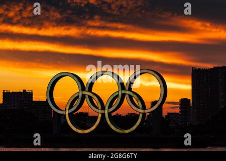 Tokyo, Japon. 20 juillet 2021. Les anneaux olympiques au coucher du soleil dans la baie de Tokyo iavant le début des Jeux Olympiques de Tokyo, à Tokyo, au Japon, le mardi 20 juillet 2021. Photo de Richard Ellis/UPI. Crédit : UPI/Alay Live News Banque D'Images