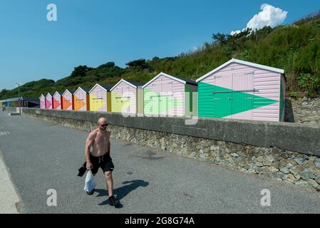 Folkestone, Royaume-Uni. 20 juillet 2021. 'No 1054 arpeggio', 2021, par Rana Begum - un jeu de couleurs spécial donné à 120 cabines de plage. Aperçu de l'exposition Plot, cinquième triennale de Folkestone créatif. Folkestone n'a pas de galerie d'art subventionnée publiquement, de sorte que des artistes renommés ont été invités à utiliser les espaces publics pour créer de nouvelles œuvres d'art dans la ville balnéaire. Plus de 20 œuvres sont exposées du 22 juillet au 2 novembre 2021. Credit: Stephen Chung / Alamy Live News Banque D'Images