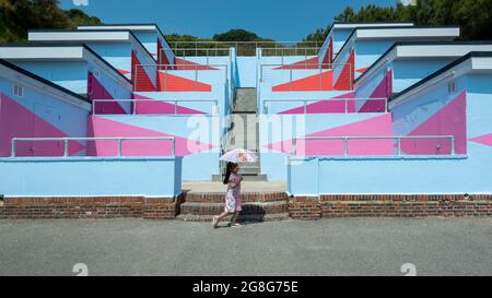 Folkestone, Royaume-Uni. 20 juillet 2021. 'No 1054 arpeggio', 2021, par Rana Begum - un jeu de couleurs spécial donné à 120 cabines de plage. Aperçu de l'exposition Plot, cinquième triennale de Folkestone créatif. Folkestone n'a pas de galerie d'art subventionnée publiquement, de sorte que des artistes renommés ont été invités à utiliser les espaces publics pour créer de nouvelles œuvres d'art dans la ville balnéaire. Plus de 20 œuvres sont exposées du 22 juillet au 2 novembre 2021. Credit: Stephen Chung / Alamy Live News Banque D'Images