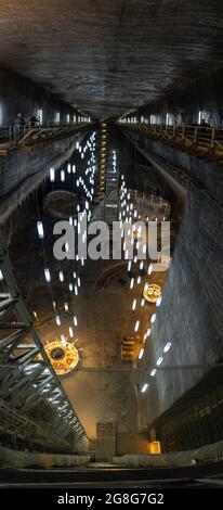 Belles lumières et vue à l'intérieur de la mine de sel de Turda à Turda, Cluj, Roumanie Banque D'Images