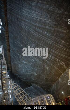 Belles lumières et vue à l'intérieur de la mine de sel de Turda à Turda, Cluj, Roumanie Banque D'Images